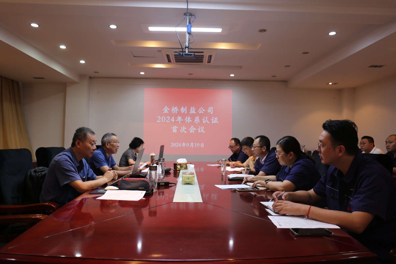 近日，金橋制鹽公司通過北京世標認證中心審核，給予食品安全管理體系、環(huán)境管理體系和職業(yè)健康安全管理體系認證“保持認證資格”的監(jiān)督審核結(jié)論，給予質(zhì)量管理體系認證“再次注冊”的再認證審核結(jié)論。通過審核，是對公司精細化管理成果的檢驗，促進公司內(nèi)控管理水平持續(xù)提升。（李曉月）