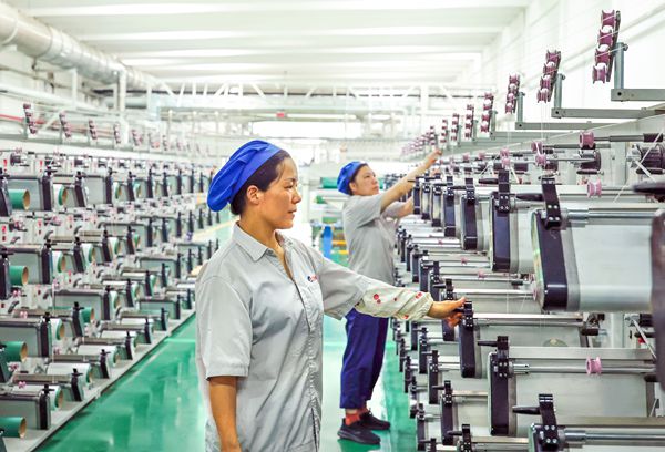 神特公司車間工人奮戰(zhàn)高溫紀(jì)實（照片）_副本